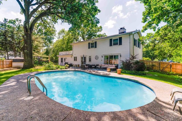 182 Blueberry Road, Libertyville, IL 60048