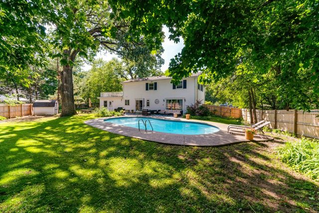 182 Blueberry Road, Libertyville, IL 60048