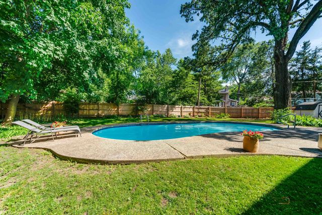 182 Blueberry Road, Libertyville, IL 60048