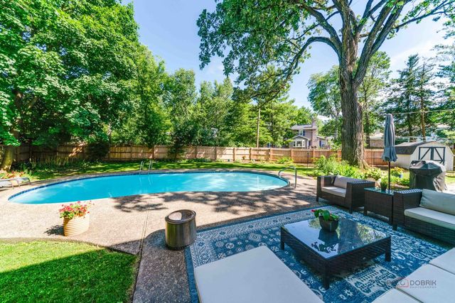 182 Blueberry Road, Libertyville, IL 60048