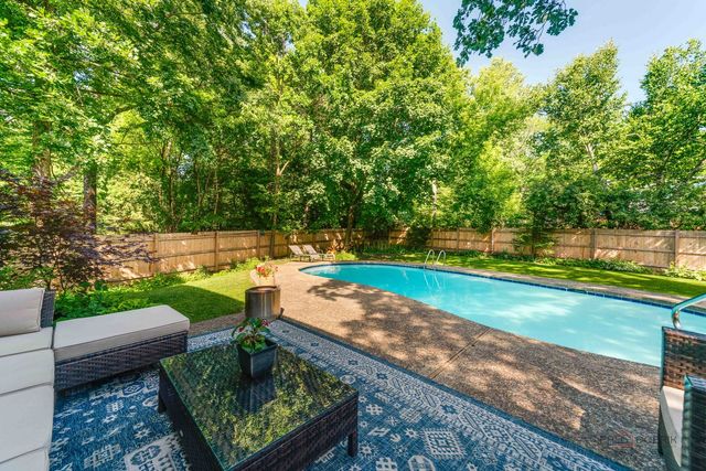 182 Blueberry Road, Libertyville, IL 60048