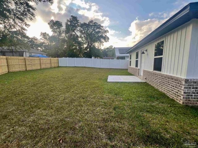 4417 Oak Ln, Milton, FL 32583