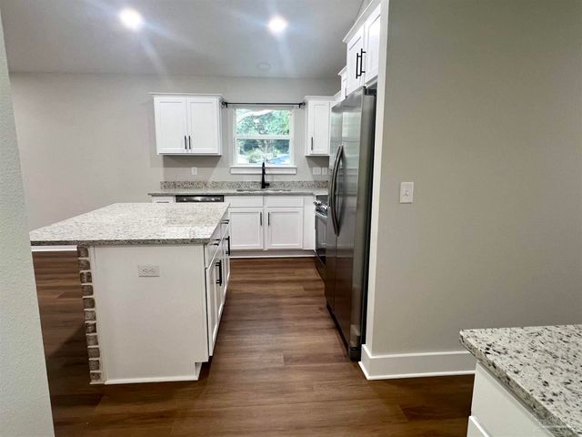 4417 Oak Ln, Milton, FL 32583