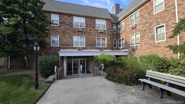 30 Daley Place 146, Lynbrook, NY 11563