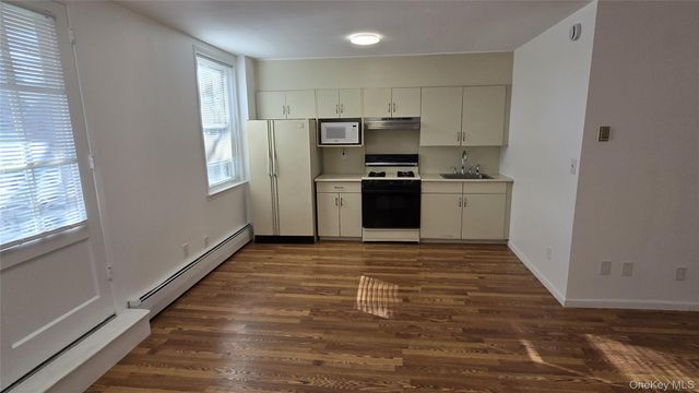 30 Daley Place 146, Lynbrook, NY 11563