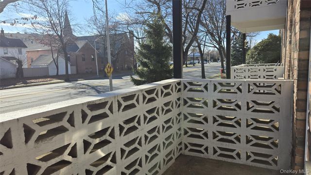 30 Daley Place 146, Lynbrook, NY 11563