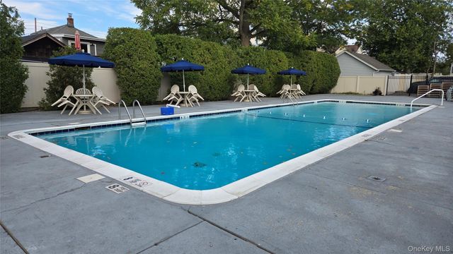 30 Daley Place 146, Lynbrook, NY 11563