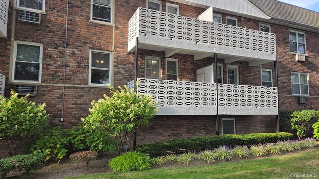 30 Daley Place 146, Lynbrook, NY 11563