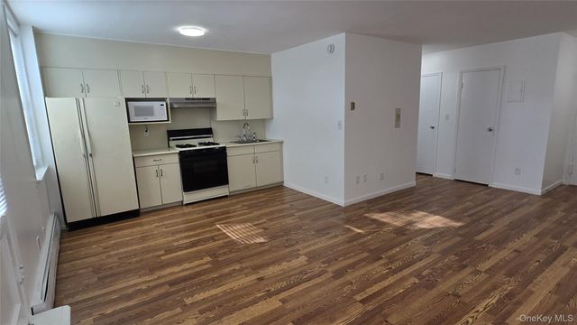 30 Daley Place 146, Lynbrook, NY 11563