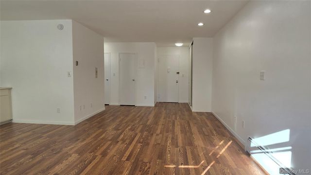 30 Daley Place 146, Lynbrook, NY 11563