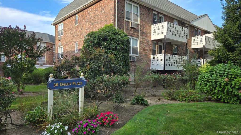 30 Daley Place 146, Lynbrook, NY 11563