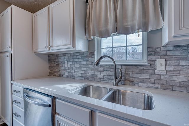 649 Trillium Way, Evansville, IN 47712