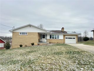 2500 Lynnrose Dr, North Huntingdon, PA 15642