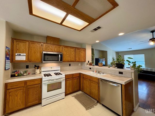 3720 Meadow Run Lane, Bakersfield, CA 93308