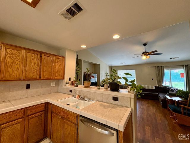 3720 Meadow Run Lane, Bakersfield, CA 93308