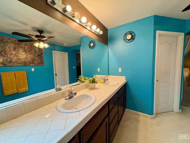 3720 Meadow Run Lane, Bakersfield, CA 93308