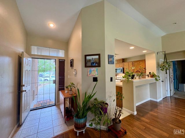 3720 Meadow Run Lane, Bakersfield, CA 93308