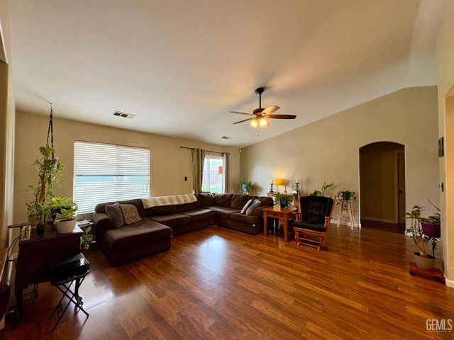 3720 Meadow Run Lane, Bakersfield, CA 93308