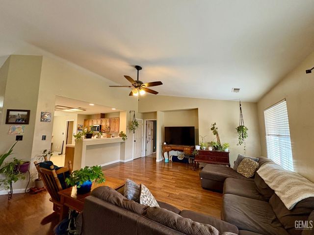 3720 Meadow Run Lane, Bakersfield, CA 93308