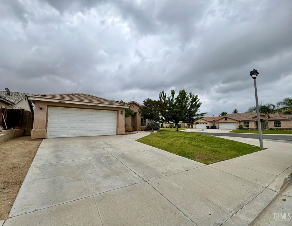 3720 Meadow Run Lane, Bakersfield, CA 93308