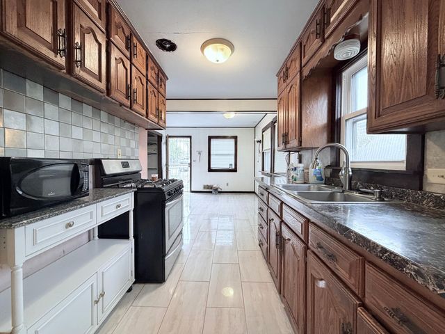 1569 Montana Avenue E, Saint Paul, MN 55106