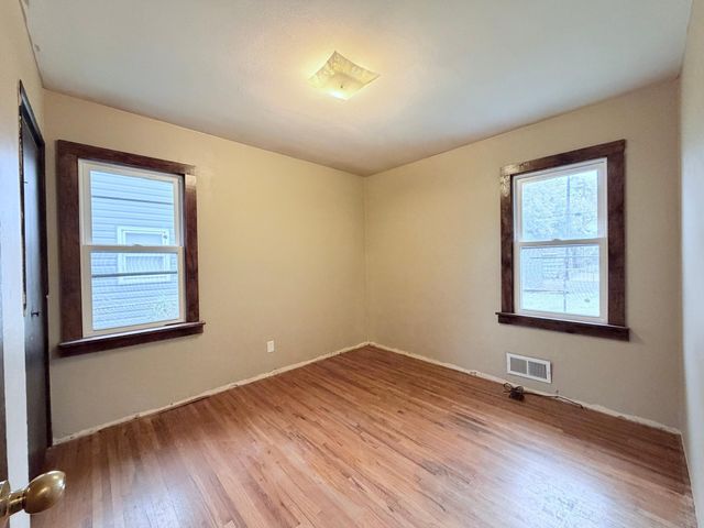 1569 Montana Avenue E, Saint Paul, MN 55106