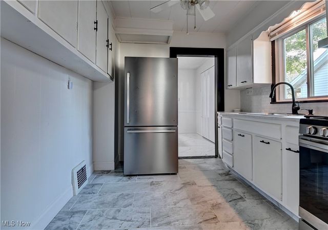 100 Meadow Court, Barberton, OH 44203