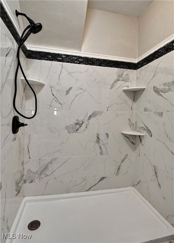 100 Meadow Court, Barberton, OH 44203