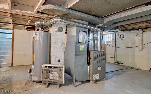 100 Meadow Court, Barberton, OH 44203