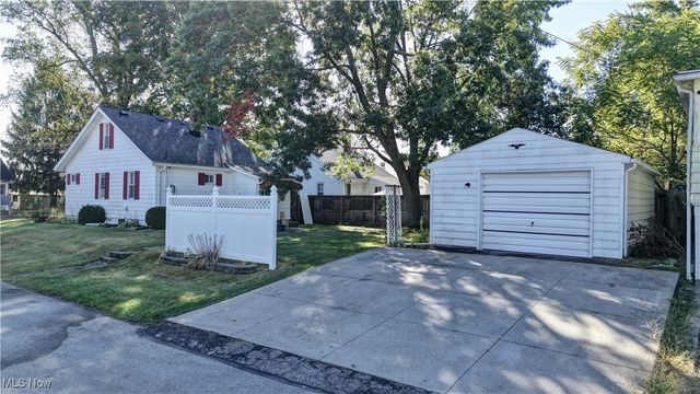 100 Meadow Court, Barberton, OH 44203