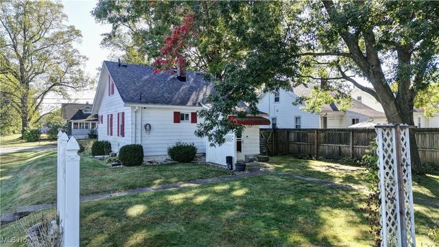 100 Meadow Court, Barberton, OH 44203