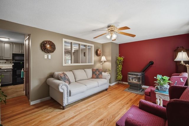 227 Acrebrook Dr, Northampton, MA 01062