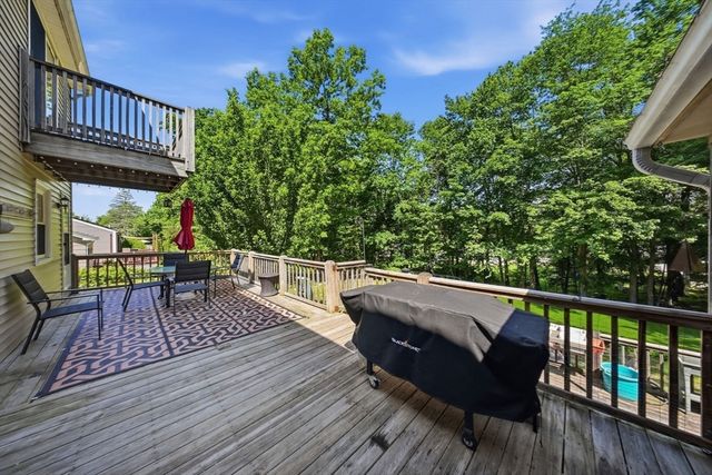 227 Acrebrook Dr, Northampton, MA 01062