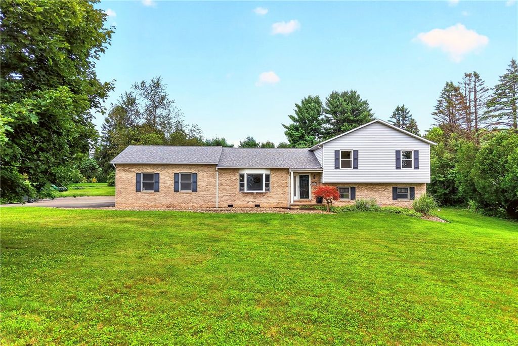Image 1 of property listing at 167 Oak Ridge Dr, Penn Twp, PA 16002