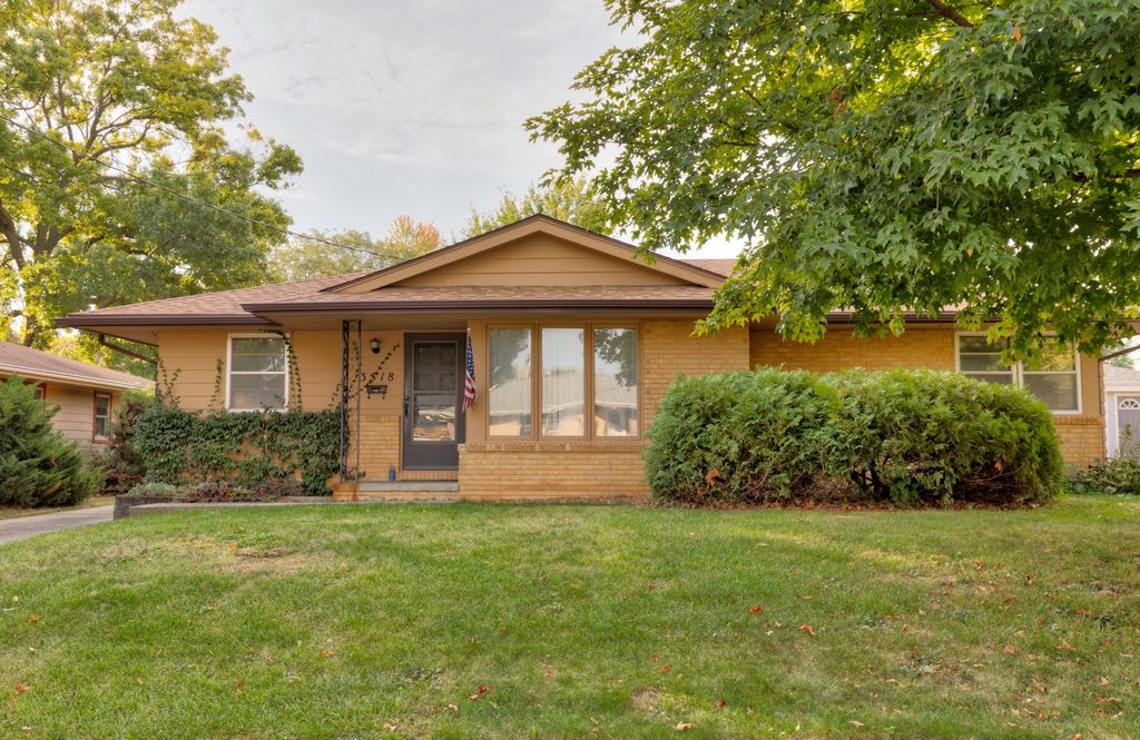 3518 Crestmoor Place, Des Moines, IA 50310