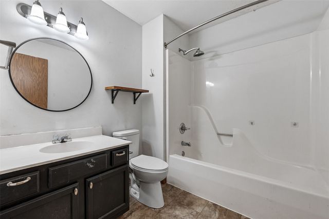 3507 E Avenue NW F, Cedar Rapids, IA 52405