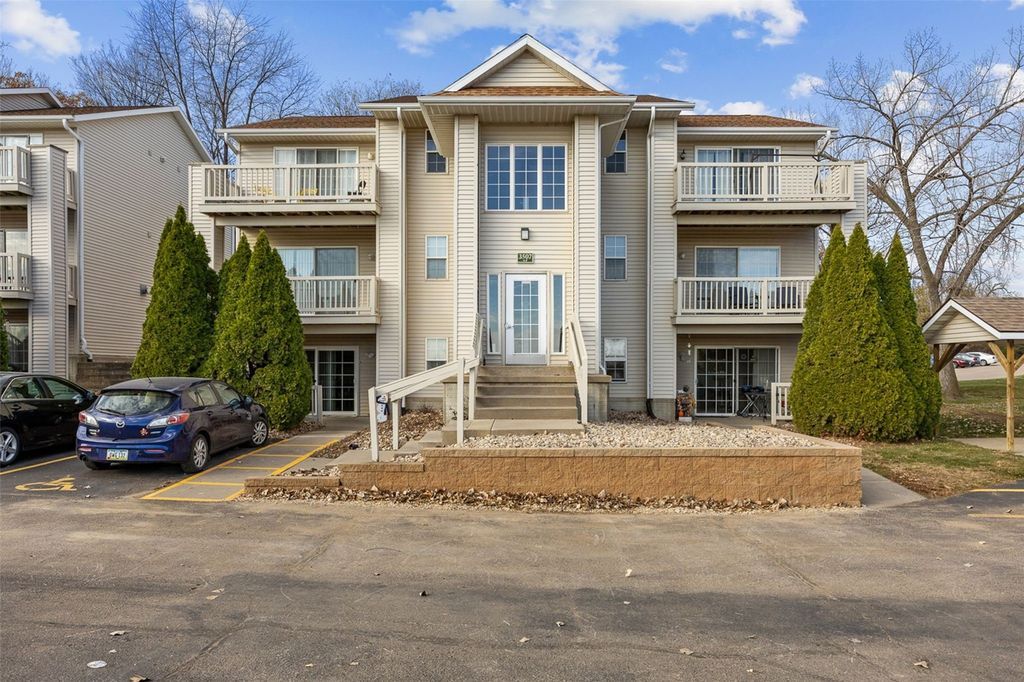 3507 E Avenue NW F, Cedar Rapids, IA 52405