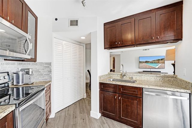 10501 W Broward Blvd 406, Plantation, FL 33324