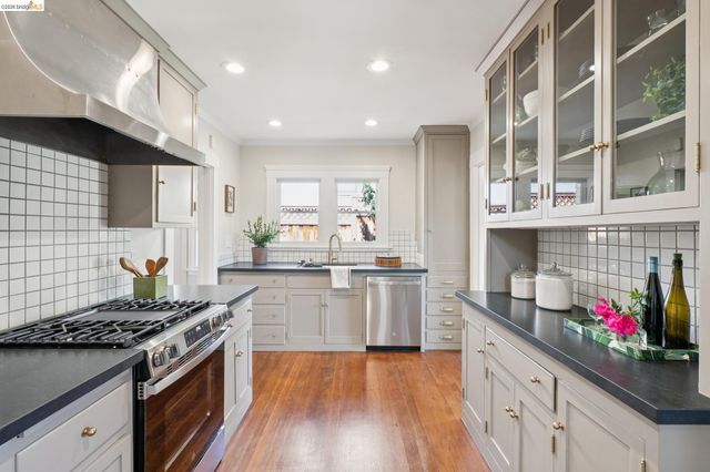 3862 Lyman Rd, Oakland, CA 94602