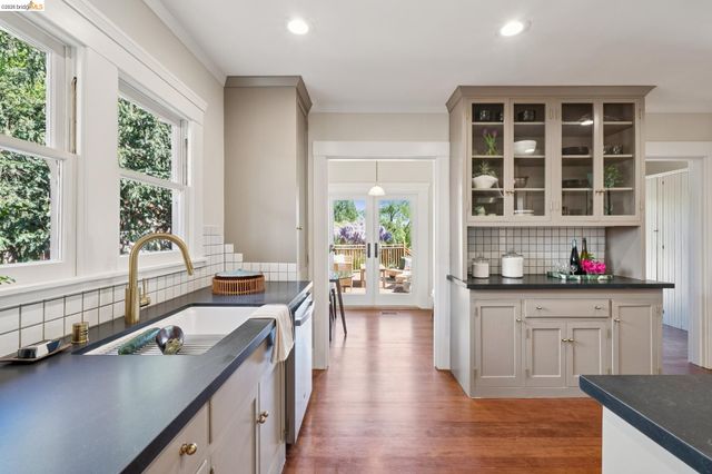 3862 Lyman Rd, Oakland, CA 94602