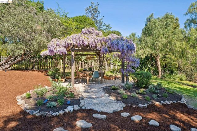 3862 Lyman Rd, Oakland, CA 94602