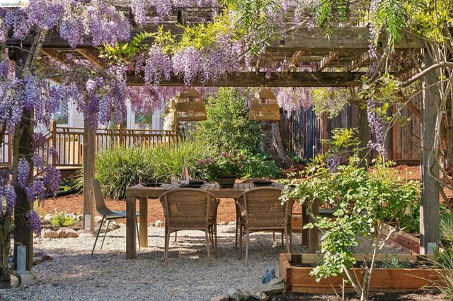 3862 Lyman Rd, Oakland, CA 94602