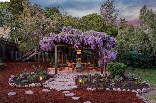 3862 Lyman Rd, Oakland, CA 94602