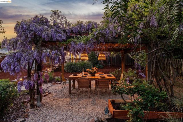 3862 Lyman Rd, Oakland, CA 94602