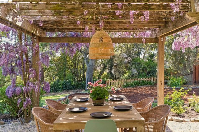 3862 Lyman Rd, Oakland, CA 94602