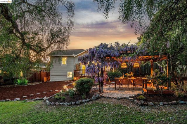 3862 Lyman Rd, Oakland, CA 94602