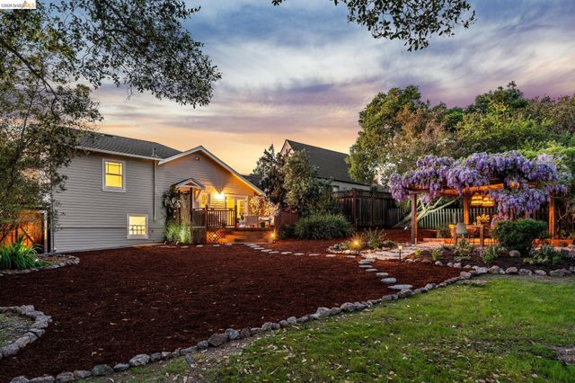 3862 Lyman Rd, Oakland, CA 94602