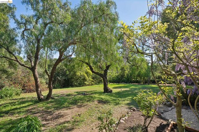 3862 Lyman Rd, Oakland, CA 94602