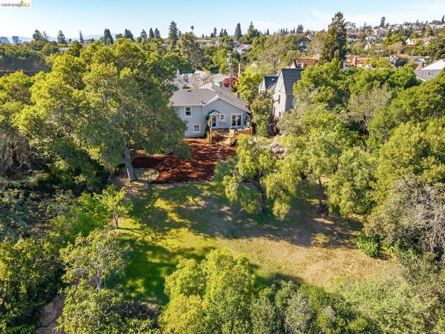 3862 Lyman Rd, Oakland, CA 94602