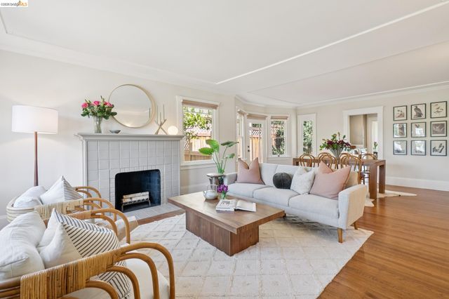 3862 Lyman Rd, Oakland, CA 94602